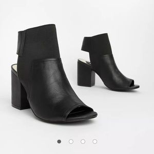 RIVER ISLAND Heeled Shoe Boot w Open Back / Peep Toe Heel NWOT/EUC Black Gold